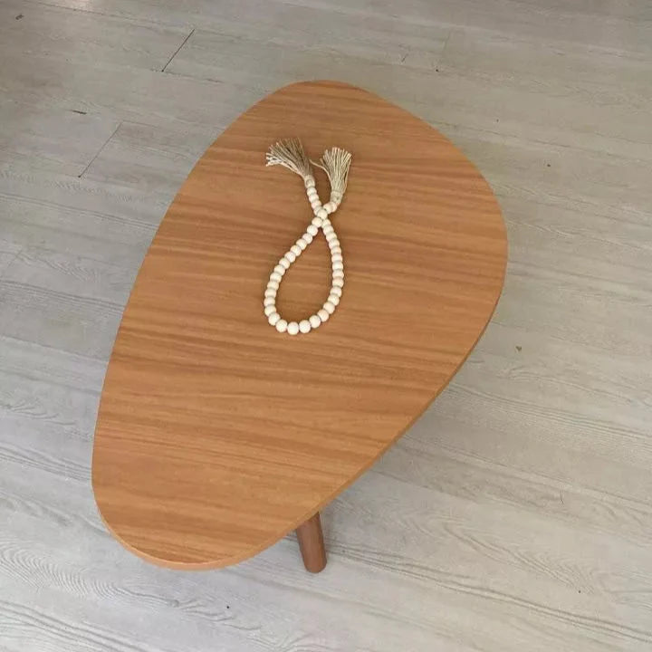 Mesa de Centro Orgânica 90x52cm com Pés Palito em Madeira – Design Moderno e Elegante na Cor Mel