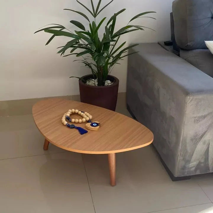 Mesa de Centro Orgânica 90x52cm com Pés Palito em Madeira – Design Moderno e Elegante na Cor Mel