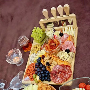 Tábua de Queijos e Frios com Kit de Espátulas – Elegância e Sabor à Mesa