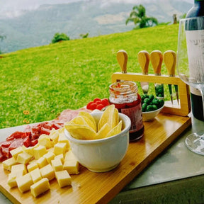 Tábua de Queijos e Frios com Kit de Espátulas – Elegância e Sabor à Mesa