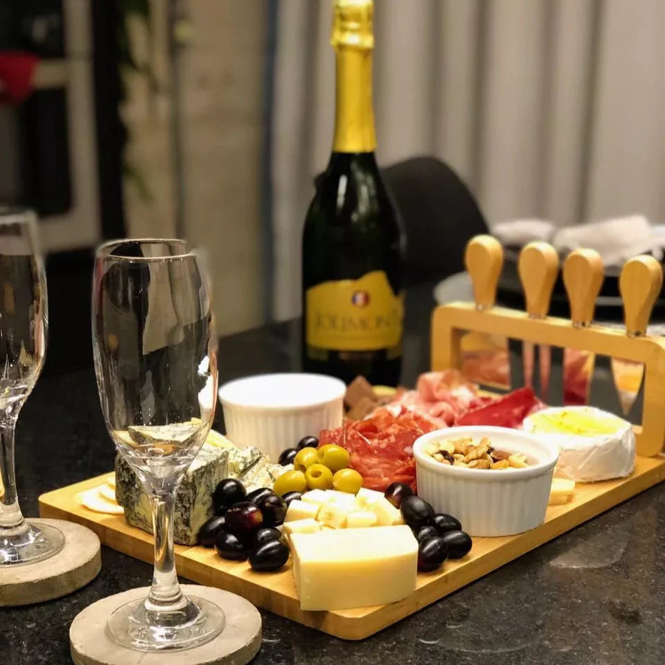 Tábua de Queijos e Frios com Kit de Espátulas – Elegância e Sabor à Mesa